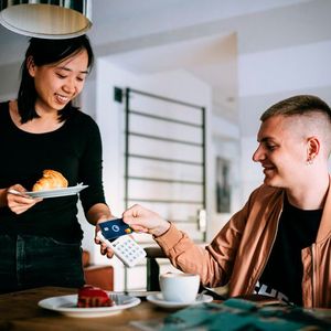 Mit den Lösungen des Fintech SumUp können auch kleine Betriebe im stationären Handel zu überschaubaren Kosten ihren Kunden Kartenzahlung anbieten. (Bild:  SumUp)