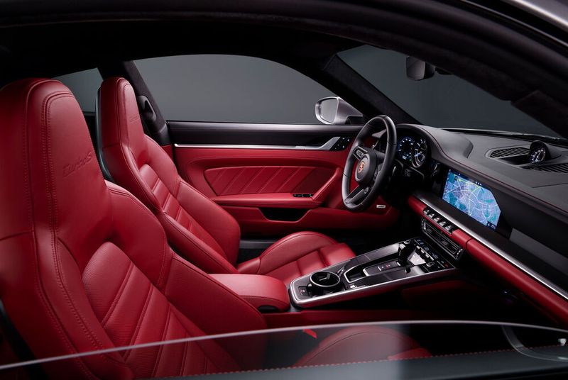 Zur Serienausstattung gehören außerdem 18-Wege-Sportsitze. (Porsche)