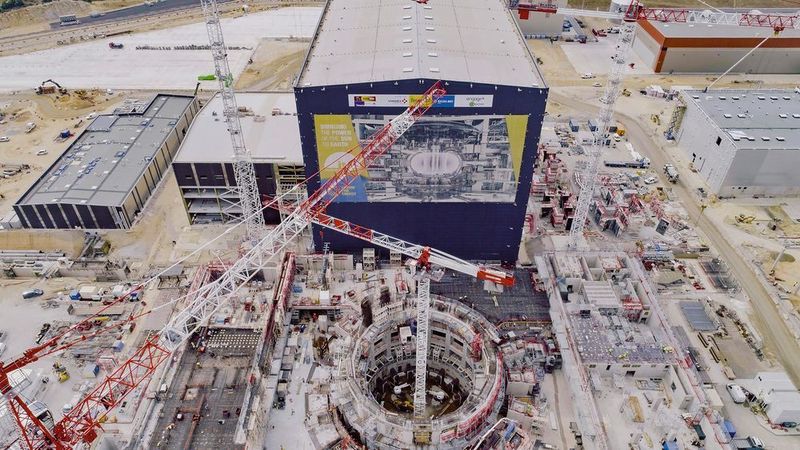 Die Iter-Baustelle aus der Luft. Nach dem Vorbild der Sonne soll hier in der Zukunft Energie erzeugt werden.  (ITER Organization)