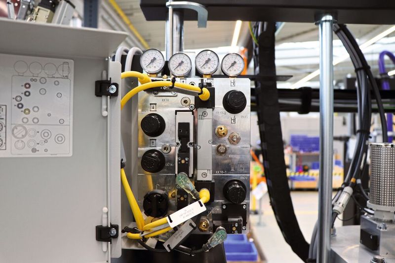 Atlas Copco hat gemeinsam mit Konstandin eine neue Kompaktsteuerung für Fasspumpen entwickelt, die pastöse und viskose Materialien wie Kleb-, Dämm- und Dichtstoffe fördern. (Bild: Atlas Copco)