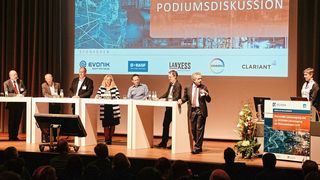 
Teilnehmer der Podiumsdiskussion der Processnet-Jahrestagung (v.ln.r.): Moderator Michael Wilk (Merck), Stefan Weiß (IG BCE), Matthias Frankhänel (BASF), Beate Diefenbach-Streiber (Morphosys), Leon Urbas (TU Dresden), Wolfgang Wiechert (Forschungszentrum Jülich), Moderator Kurt Wagemann (Dechema), ganz rechts am Pult Kathrin Rübberdt (Dechema) (Dechema)