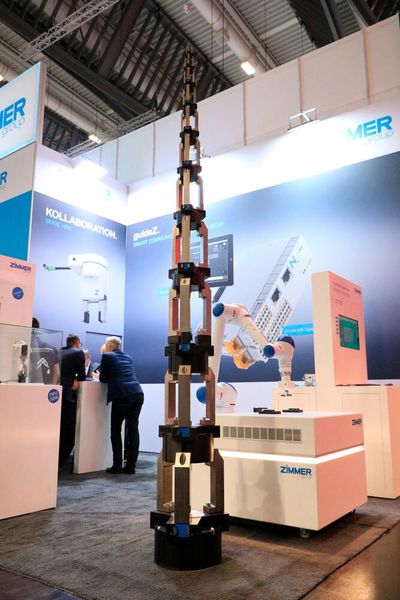 Ein Turm aus Greifern – zu sehen bei der Zimmer Group. (K.Juschkat/elektrotechnik/konstruktionspraxis)