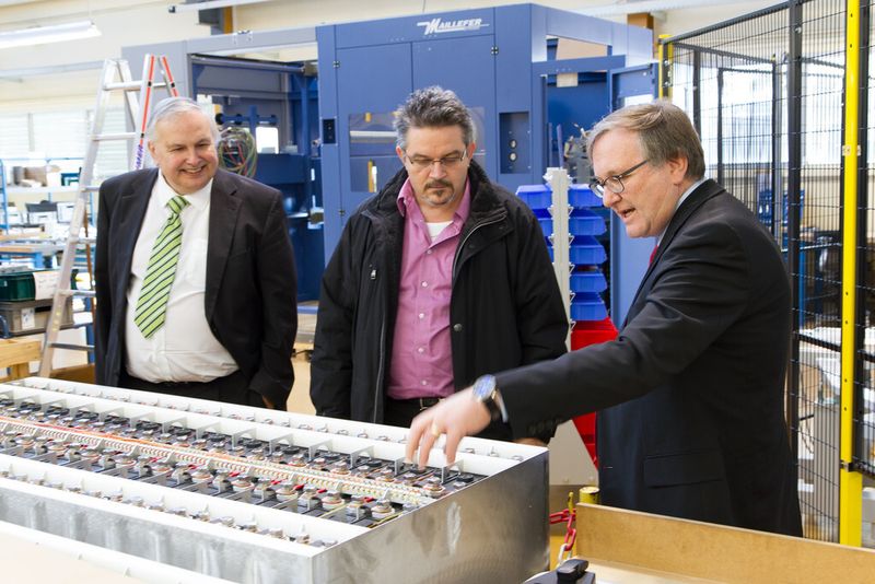 Andreas Gubler, Leiter Mechatronik (mi), zusammen mit Roger Miauton (li), CFO E-Force Onde AG und Lithium Storage GmbH sowie Hansjörg Cueni (re), CEO E-Force One AG, in der Produktion von Schaltag. (Bild: Tobi Stiller)