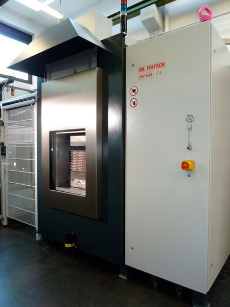 Das ist die Sinterpresse für das FAST/SPS-Sintern von Festkörperbatterien aus Pulvermaterialien. Sie steht beim Projektpartner Dr. Fritsch GmbH & Co KG. (Bild: Dr. Fritsch)