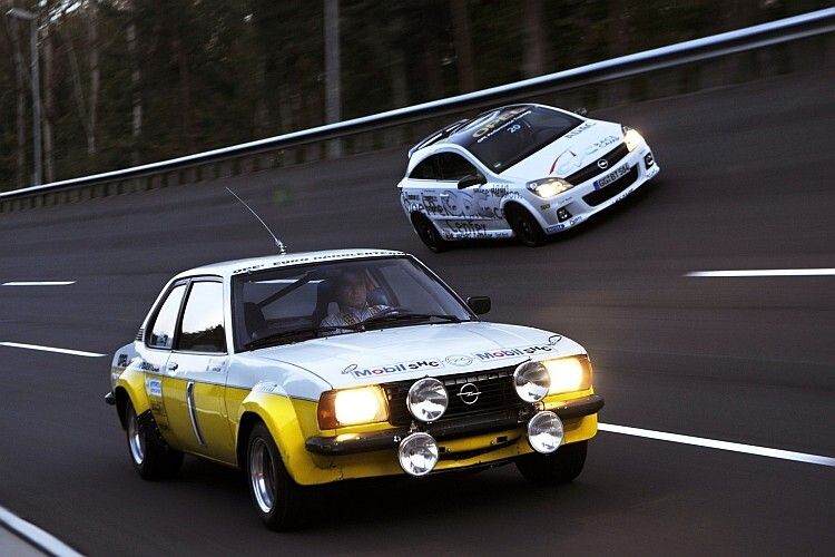 Opel Ascona B i2000 Rallye Gruppe 2 von 1979 trifft auf einen Opel OPC aus dem Jahr 2009. (Foto: Opel)