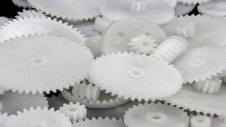 Die Rädchen im Getriebe der deutschen Kunststoffverarbeitung sind ziemlich durcheinander, weshalb die Geschäfte mehr und mehr ins Stocken geraten. Hier eine Marktanalyse des Geschehens. (Bild: Heckenschober)