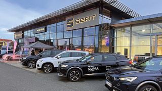 Die Motor-Nützel-Gruppe hat in Scheßlitz vor den Toren Bambergs ein Seat-Cupra-Autohaus eröffnet. Damit setzt der Händler den Expansionskurs mit den Spaniern fort. (Bild: Motor Nützel)