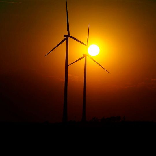 Zentrale Kriterien für eine kosteneffiziente Power-to-X-Erzeugung sind laut Studie vorteilhafte Wind- und PV-Kombinationen und eine hohe Anlagenauslastung sowie vergleichsweise geringe Kapitalkosten. Zentrale Kriterien für eine kosteneffiziente Power-to-X-Erzeugung sind laut Studie vorteilhafte Wind- und PV-Kombinationen und eine hohe Anlagenauslastung sowie vergleichsweise geringe Kapitalkosten.