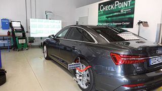 Ohne ein System für die statische Kalibrierung von Fahrerassistenzsystemen geht es immer seltener. Der Karo-Lack-Spezialist IRS Hundertmark setzt dazu bereits auf das neue digitale CSC-Tool von Hella Gutmann. (Bild: Dominsky/»kfz-betrieb«)