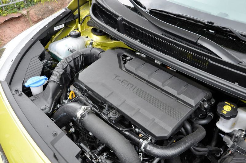 Unter der Motorhaube befindet sich ein 1,0-Liter-Turbobenziner, der 74 kW / 100 PS leistet. (Simon / »kfz-betrieb«)