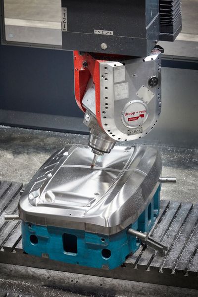 Das ist der Schwenk-Gabelkopf der neuen Starrag-Maschine bei Concad. Damit lassen sich auch komplexe Konturen schnell und präzise fräsen. (Bild: R. Baumgarten / Starrag)