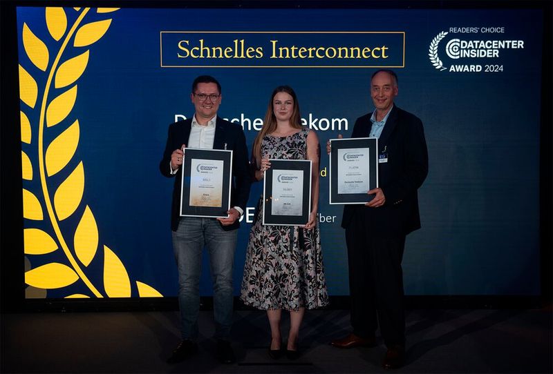 Schnelligkeit ist für Rechenzentren vor allem eine Frage des Interconnect – im Rechner, im Cluster, im Rechenzentrum und zwischen Datacenter. Die Gewinner der Kategorie „Schnelles Interconnect“ gehören auf jeden Fall zur Weltspitze. Gewonnen haben durch den Leserentscheid die Betreiber des Deutschen Internet-Knotens DE-CIX: Silber, Cisco: Gold und die Deutsche Telekom: Platin. Die Preise durften für Cisco (Gold) Christian Goldberg, für den DE-CIX (Silber) Viola Schreiber und für die Deutsche Telekom (Platin) Armin Jesse entgegennehmen. (Bild: Manuel Emme Fotografie)
