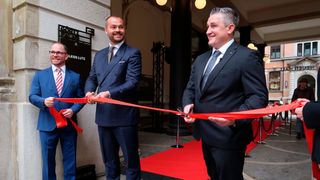 Durchschneiden des roten Bands als Eröffnungsritual: (v. l.) Wilhelm Hegger, Geschäftsführer Ferrari Central Europe (Mitte), und Kai Hebenstreit, General Manager Penske Sportwagen Hamburg (rechts) (Bild: Diehl – VCG)