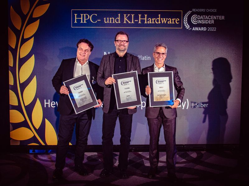 Mithilfe von HPC und KI sollen große Fragen der Menschheit gelöst werden. Dafür gilt es Hardwarekomponenten und Plattformen bereit zu stellen: In der Kategorie HPC- und KI-Hardware erhalten Jens Neuschäfer von Nvidia Platin, Michael Rufer von Dell Technologies Silber und Hans-Peter Scherm von Hewlett Packard Enterprise (Cray) in den Händen.  (Bild: krassevideos.de / VIT)