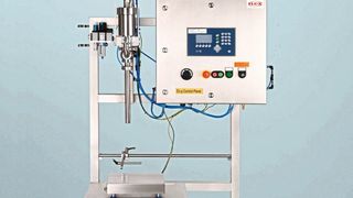 Flux-Fill WT Ex – das kompakte, halbautomatische Abfüllsystem mit eichgenauer Wägetechnik ist jetzt auch in Ex-Ausführung verfügbar. (Flux)