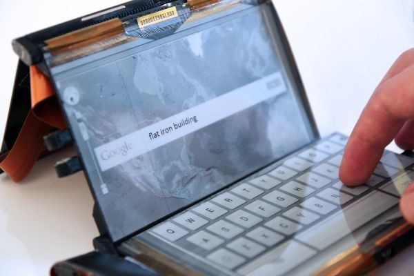In der Notebook-Anordnung wird auf der unteren Kachel eine virtuelle Tastatur gezeigt. (Human Media Lab)