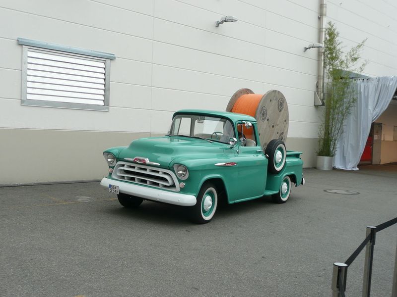 In einem historischen Chevrolet wurde die Ölflex Kabeltrommel zu ihrem 50. Jubiläumsjahr feierlich auf Weltreise geschickt. Ihre nächsten Stationen sind Paris, Barcelona und Kapstadt. Bild: Juliana Schulze (Archiv: Vogel Business Media)