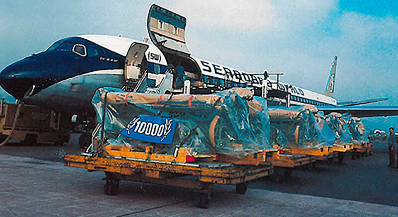 1974: Stäubli Produkte finden ihren Weg in alle Welt. Auslieferung der 10’000. Sulzer Textilmaschine, ausgerüstet mit einer Stäubli Schaftmaschine.  (Stäubli)