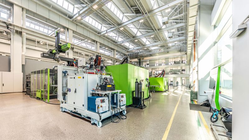 Das Clearmelt-Competence-Center zeigt, wie Kunden durch eine vollständig integrierte PUR-Lösung und zentrale Projektbetreuung effizient zu hochwertigen, kratzfesten Oberflächen gelangen. (Bild:  Engel)