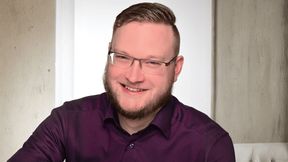 Michael Niklas-Höret stellt auf dem ELIV-Kongress ein Whitepaper des ZVEI zu E/E-Architekturen vor. (Bild mit KI bearbeitet) (Bild: Niklas-Höret)