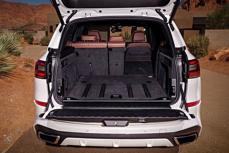 Auch beim neuen X5 lässt sich die Heckklappe vertikal teilen und es ist eine optionale dritte Sitzreihe vorhanden. (BMW)