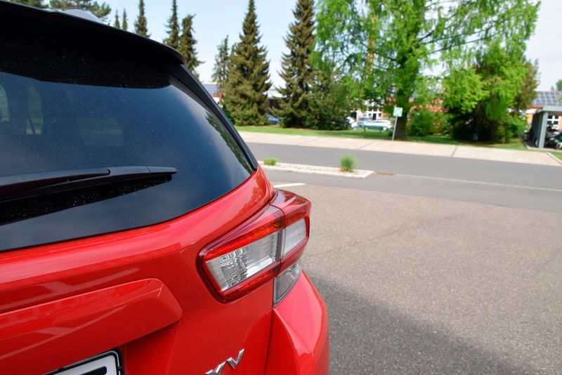 Da könnte man bei einem spontanen Picknick auf dem Rastplatz bequem den Getränkebecher abstellen. (Holz / »kfz-betrieb«)