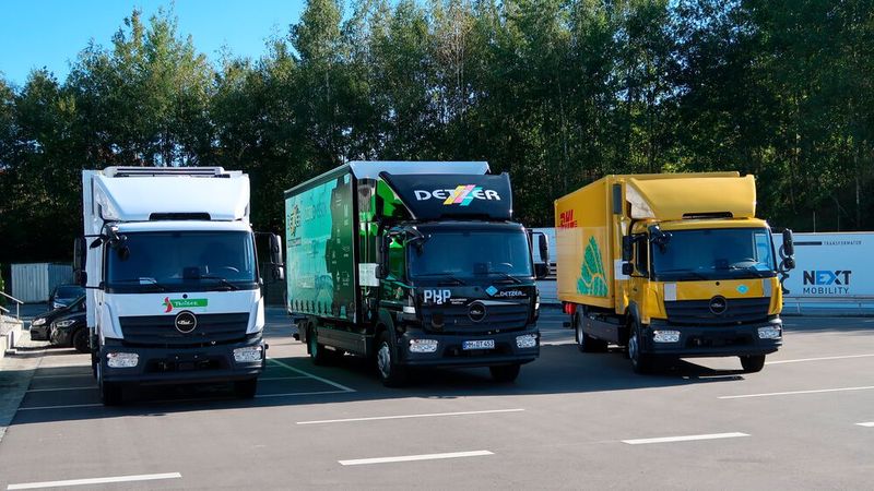 Vier beispielhafte Lkw mit brennstoffzellenelektrischem Antrieb, gebaut für unterschiedliche Transportaufgaben: für den Lebensmittelgroßhändler Troiber, den Luftfrachtspezialisten Detzer, den Paketdienstleister DHL… (Bild: Diehl – VCG)