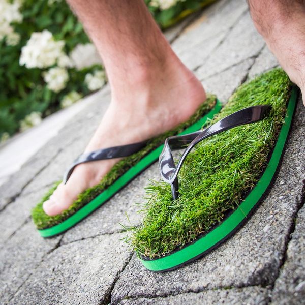Keinen Garten? Kein Problem! Mit den Gras Flip Flops von www.radbag.de bekommt man wenigstens ein Gefühl von Rasen unter den Füßen. Kostenpunkt: ab 34,95 Euro. ( www.radbag.de)