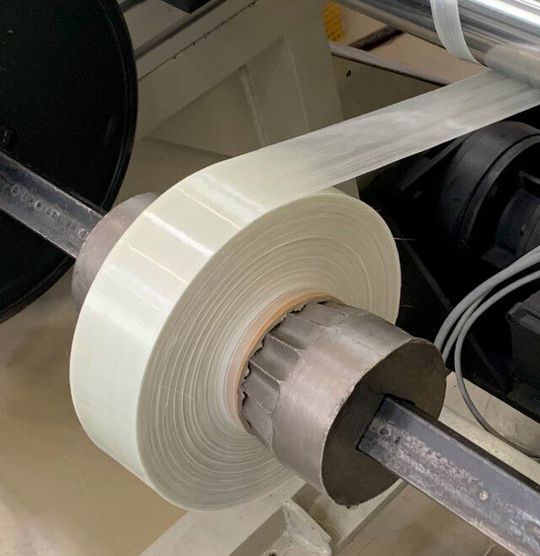 So sieht das neue Hochleistungs-Polyamidklebeband mit unidirektionaler Glasfaserverstärkung aus, das vom Fraunhofer IMWS und Domo Engineering Plastics entwickelt wurde. Es soll jetzt dem Leichtbau in diversen Branchen zugute kommen. Lesen Sie hier, was das Tape kann ... So sieht das neue Hochleistungs-Polyamidklebeband mit unidirektionaler Glasfaserverstärkung aus, das vom Fraunhofer IMWS und Domo Engineering Plastics entwickelt wurde. Es soll jetzt dem Leichtbau in diversen Branchen zugute kommen. Lesen Sie hier, was das Tape kann ...