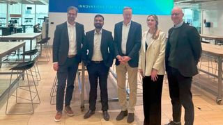 Partner für den KI-Einsatz: Vidor Kapy (CIO Bühler), Saurabh Jain, (CTO Squirro), Mark Macus (CFO Bühler), Lauren Hawker Zafer (COO Squirro) und Ian Roberts (CTO Bühler) (v.l.). (Bild: Squirro)