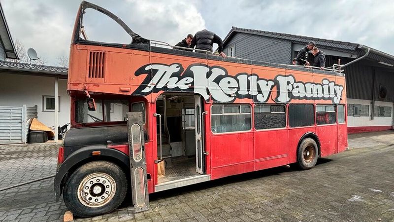 Hatte schon mal bessere Zeiten gesehen: Der Bus diente Joey Kelly bzw. der Familie zwischen 1988 und 1993 als Wohn- und Tourbus. Später setzte die Großfamilie mit US-Wurzeln auf einen höheren London-Doppeldecker mit geschlossenem Dach, den später ein Neoplan Jumbocruiser ersetzte. (Bild: Miller Kommunikation)