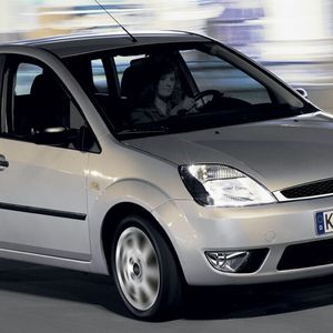Die fünfte Generation des Fiesta hat Ford von 2002 bis 2008 in Köln produziert. Sie besitzt jetzt serienmäßig vier Airbags, ABS, Gurtstraffer, Seitenaufprallschutz und elektronischer Bremskraftverteilung. 2005 kommt der erste Fiesta ST auf den Markt mit 150 PS.(Bild:  Ford)