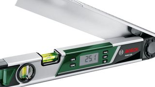 Schnell und einfach Winkel messen per Knopfdruck: der digitale Winkelmesser PAM 220 von Bosch ist ein digitale Winkelmesser bei dem ein Knopfdruck genügt, um schnell und einfach Winkel zu messen und zu berechnen. (Bild: Bosch)