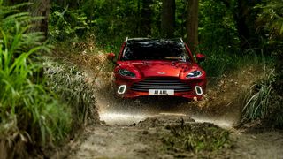 Aston Martin will mit dem DBX ab Herbst zu Preisen knapp unter 190.000 Euro die Liga der leistungsstarken Luxusgeländewagen aufmischen. (Bild: Aston Martin)