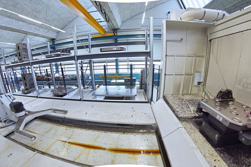 Auch die «FFZ Heller FP 14000» verfügt über einen Palettenwechseltisch (im Bild rechts). Er sorgt mit einer 180°-Drehung für eine schnelle Be- und Entladung des Werkzeugmaschinenraums.  (Bild: Matthias Böhm)