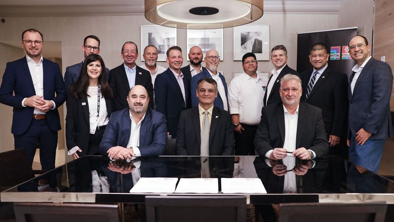 Unterzeichnung der Partnerschaft in Chicago: (vordere Reihe, von links) Sebastian Seitz, CEO von Eplan, Daniel Castro, Dekan Purdue Polytechnic und Jochen Trautman, CEO Rittal Automation Systems.(Bild:  Eplan)