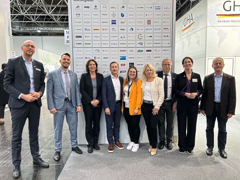 Pressegespräch mit der Medtech-Industrie am Stand der GHA - German Health Alliance (v. l.): Armin Smajilovic (Haeberle), Alexander Boxler (GHA - German Health Alliance), Stefanie Zenk (GTAI - Germany Trade & Invest), Alexander Glänzel (Hoffrichter), Kristin Breunig (Devicemed), Veronika Guld (GHA - German Health Alliance), Joachim Butzlaff (3B Scientific), Caroline Ihle (Kimetec), Rainer Straub (MTD-Verlag) (Bild: Engelke – VCG)