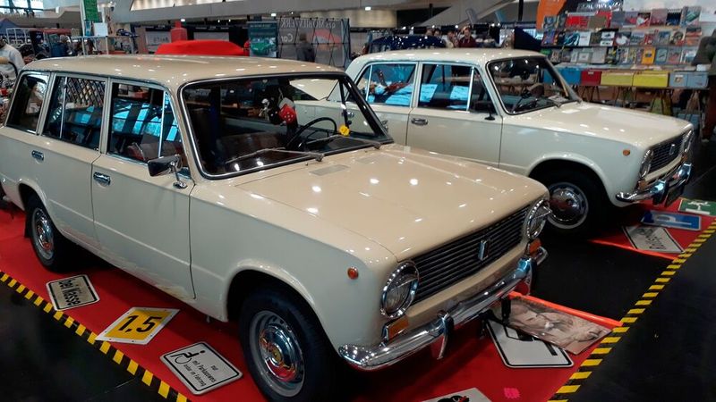 Hierzulande selten zu sehen, und dann noch als Limousine-Kombi-Duett: der Fiat 124. (Bild: Steffen Dominsky)