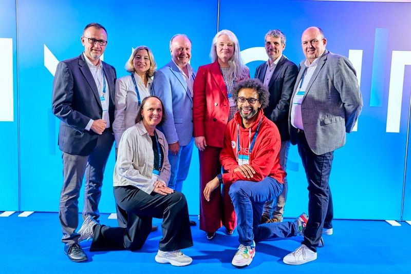 Bei der Paneldiscussion mit dabei: (hinten v. l.): Drazen-Ivan Andjelic (Mitel), Prof. Dr. Isabel Welpe (TU München), Wolfgang Ehrk (Dierck Group), Prof. Dr. Katharina Zweig (RPTU Kaiserslautern-Landau), Tommy Grosche (Fortinet), Henning Jungclaus (Extreme Networks) und Immanuel Bär (ProSec, vorne r.); Moderation: Sylvia Lösel (IT-BUSINESS, vorne l.)  (Bild: Dierck Group)