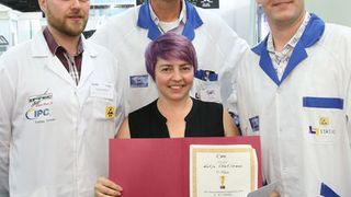 Siegerin des europäischen Handlötwettbewerbs: Ekaterina Stahlmann mit drei Prüfern des Fachverbands IPC.
 (Bild: Mesago Messe Frankfurt)