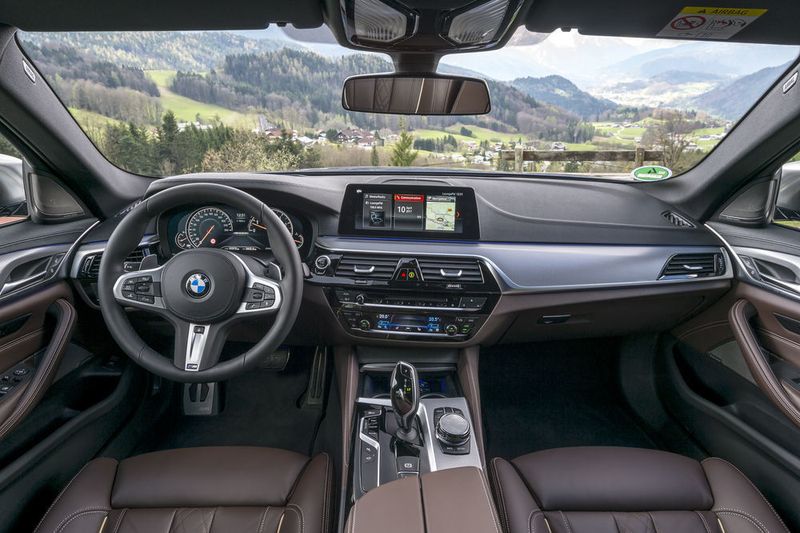 Innen geht es sportlich-edel zu. (BMW)