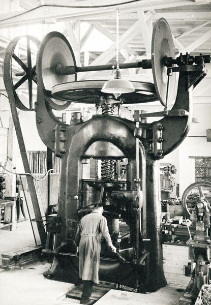 Webasto war anfangs eine Blechbiegewerkstatt. Dazu gehörte diese große 400-Tonnen-Presse, mit der seit 1932 Blechtafeln verformt werden konnten.  (Bild: Webasto)
