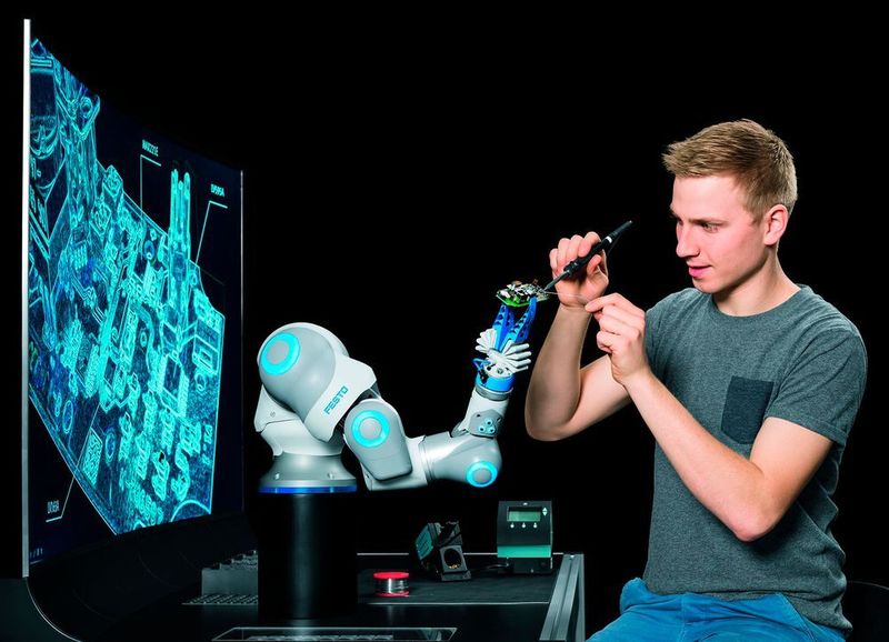 Der BionicCobot ist ein pneumatischer Leichtbauroboter mit menschlicher Bewegungsdynamik als feinfühliger Helfer für die Mensch-Roboter-Kollaboration. (Festo)