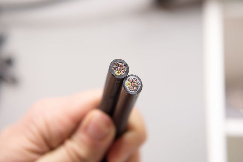 Im Gegensatz zu herkömmlichen PUR-Leitungen haben die Ölflex 408 und 409 P eine zwickelfüllende Funktionsschicht mit optimiertem Einreißverhalten. (Bild: Wolfram Scheible)