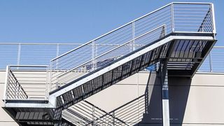 Als 2018 der geschäftsführende Gesellschafter plötzlich verstarb, standen Ehefrau, Tochter und Schwiegersohn von heute auf morgen völlig unvorbereitet vor der Aufgabe die Geschäftsführung des Unternehmens zu übernehmen. Unbefriedigende Betriebsergebnisse und vermutete unzureichende Produktivität veranlassten die „neue Geschäftsführung“, die Produktpalette neu auszurichten und sich vermehrt auf Treppenbau zu konzentrieren. (Bild: ©steuccio79 - stock.adobe.com)