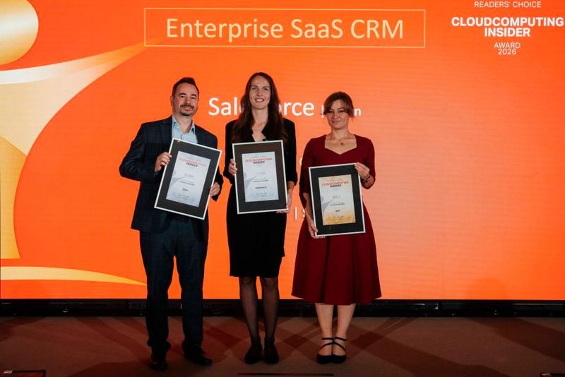 Aufs Siegertreppchen in der Kategorie „Enterprise SaaS CRM“ haben es folgende Anbieter geschafft: Zoho gewinnt Silber, SAP Gold und Salesforce Platin. Darüber freuen sich für ihre Unternehmen (v.l.) Michael Meisen von Zoho, Annette Keil von Salesforce und Barbara Holzmeister von SAP. (Bild: Manuel Emme Fotografie)