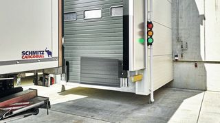 Die elektronische Andockhilfe DAP von Hörmann unterstützt mithilfe von LED-Signalleuchten den Fahrer des Lkw beim Heranfahren an die Verladestation, wodurch der Lkw präzise, schnell und sicher andocken kann. (Hörmann)