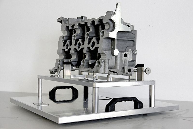 Aufnahmevorrichtungen, die auf einem Metallrahmen mit vier Säulen basieren, machen das Werkstück gut erreichbar für den Messtaster und erleichtern so auch die Erstellung der Messprogramme. (Bild: Zeiss Industrielle Messtechnik)
