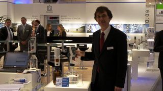 Bernd-Udo Bopp, Produktmanager bei Brand, mit der neuen Titrette, die durch ein neues magnetoresistives Messsystem Fehlergrenzen von Klasse-A-Glasbüretten erfüllt. Daneben wurden auch die Bedienung und die Datenübertragungsfunktionen nachhaltig verbessert.  (Bild: LaborPraxis)