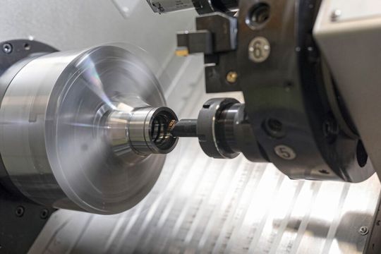 Mit der «MikroTurn 100» demonstriert Hembrug, wie sich hochpräzise Bauteile mit komplexen Planetenprofilen in einem einzigen, kontrollierten Schlichtprozess fertigen lassen.(Bild:  Danobat-Overbeck GmbH)